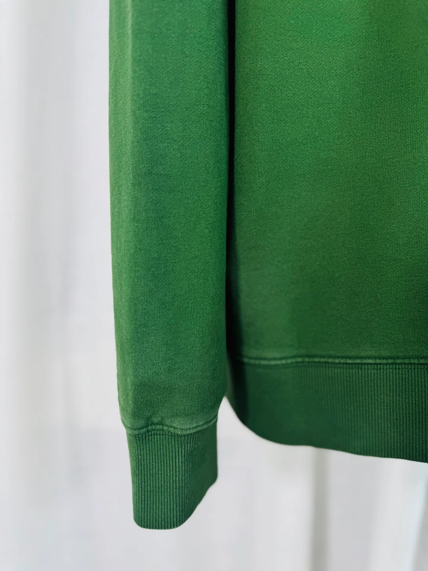 P290 top version, real shot without P, ​​different from market currency) 𝗖𝗵𝗿𝗼𝗺𝗲 𝗛𝗲𝗮𝗿𝘁𝘀/Croxin 2025 Autumn and Winter New Original Single Counter American 3D Rivets and Stickers Couple Casual Sweater 👑The highest version! Customized fabric 430g tripe terry fabric! American-style pickled and distressed original fabric, laser-burned flowers, rivets and diamonds, exquisite embroidery of letters! The best-selling model in the counter, very comfortable to wear. Accessories: original molded and authenticated collar label➕100% silk wash label. Genuine purchase-grade original hangtag➕matching hanging rope➕3D hanging beads➕original packaging bag. Craftsmanship: The original version has consistent wiring! The highest version of the armhole matching technique! Color: Pink Black Green Purple Size: S M L XL Style Number: 25-375